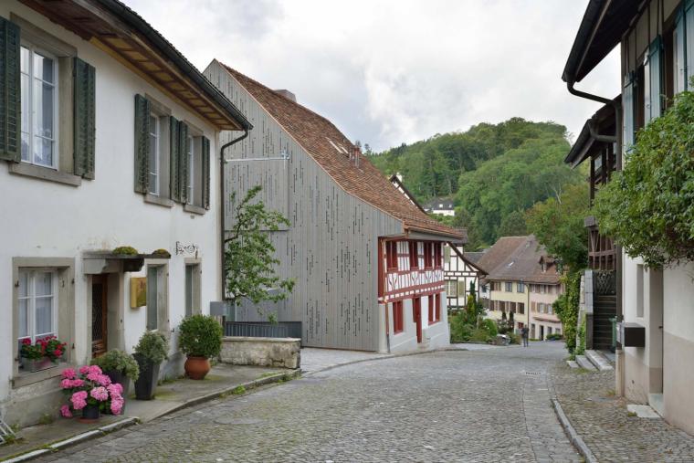 瑞士中世纪小镇新宅 | 传统与现代的完美融合-10