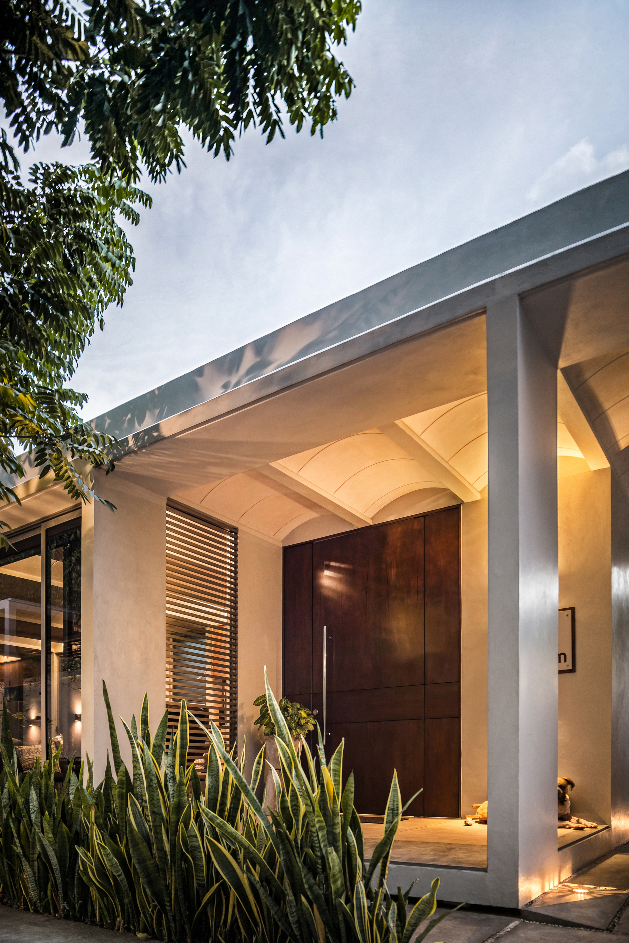 线性住宅的室内外一体化设计-12