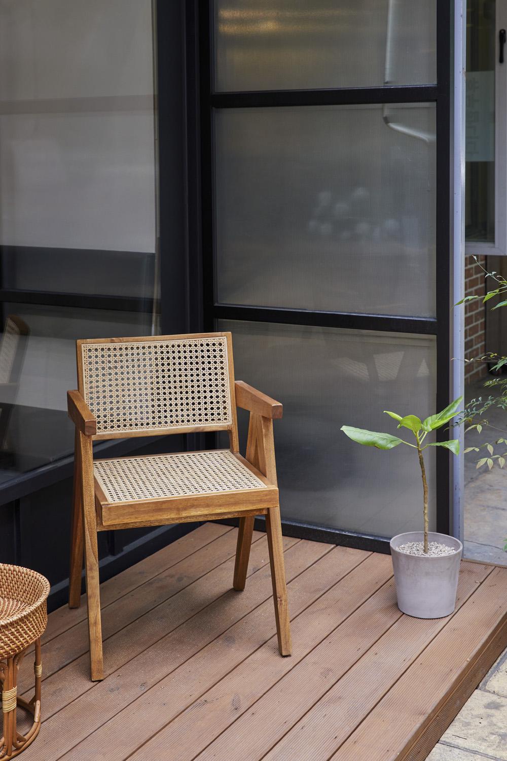 舒适咖啡厅，明亮简约 17 坪空间设计-12