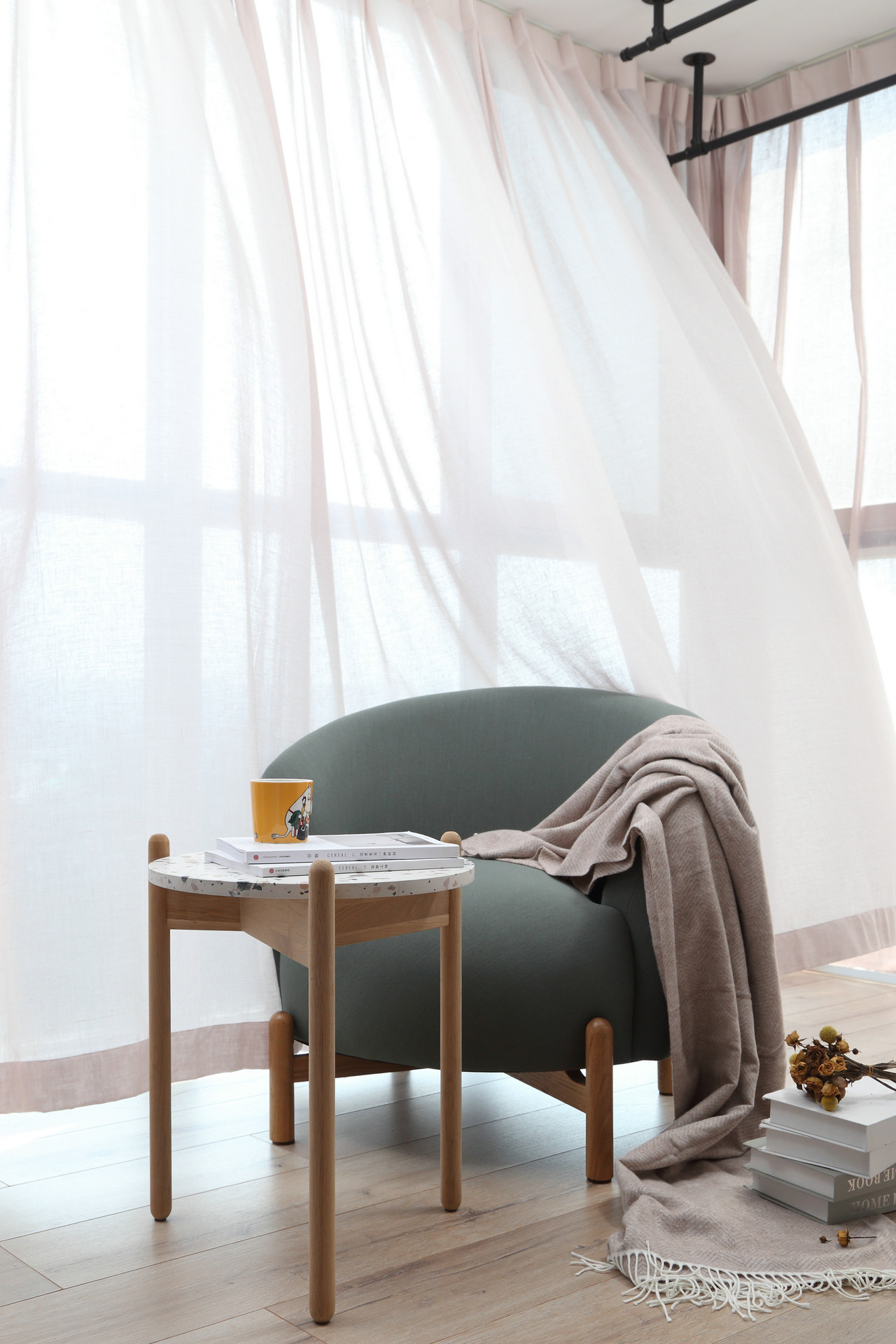 成都 110 平灰色调家居设计，开放式厨房与明亮色彩的完美融合-35