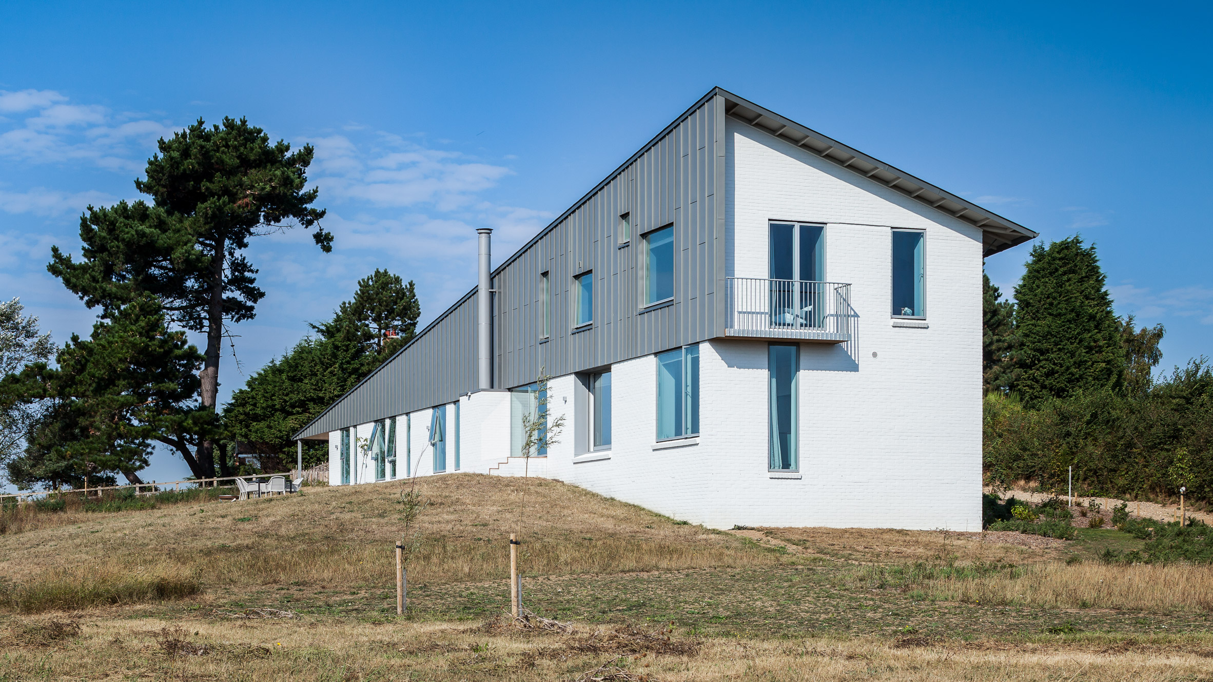 Mole Architects builds house "like a seagull's wing" on Suffolk coast-0