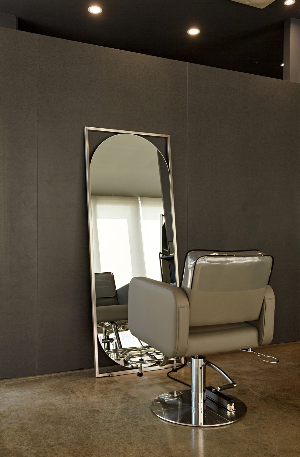 22 平现代男性美容室 | 黑白色调的精致空间-16