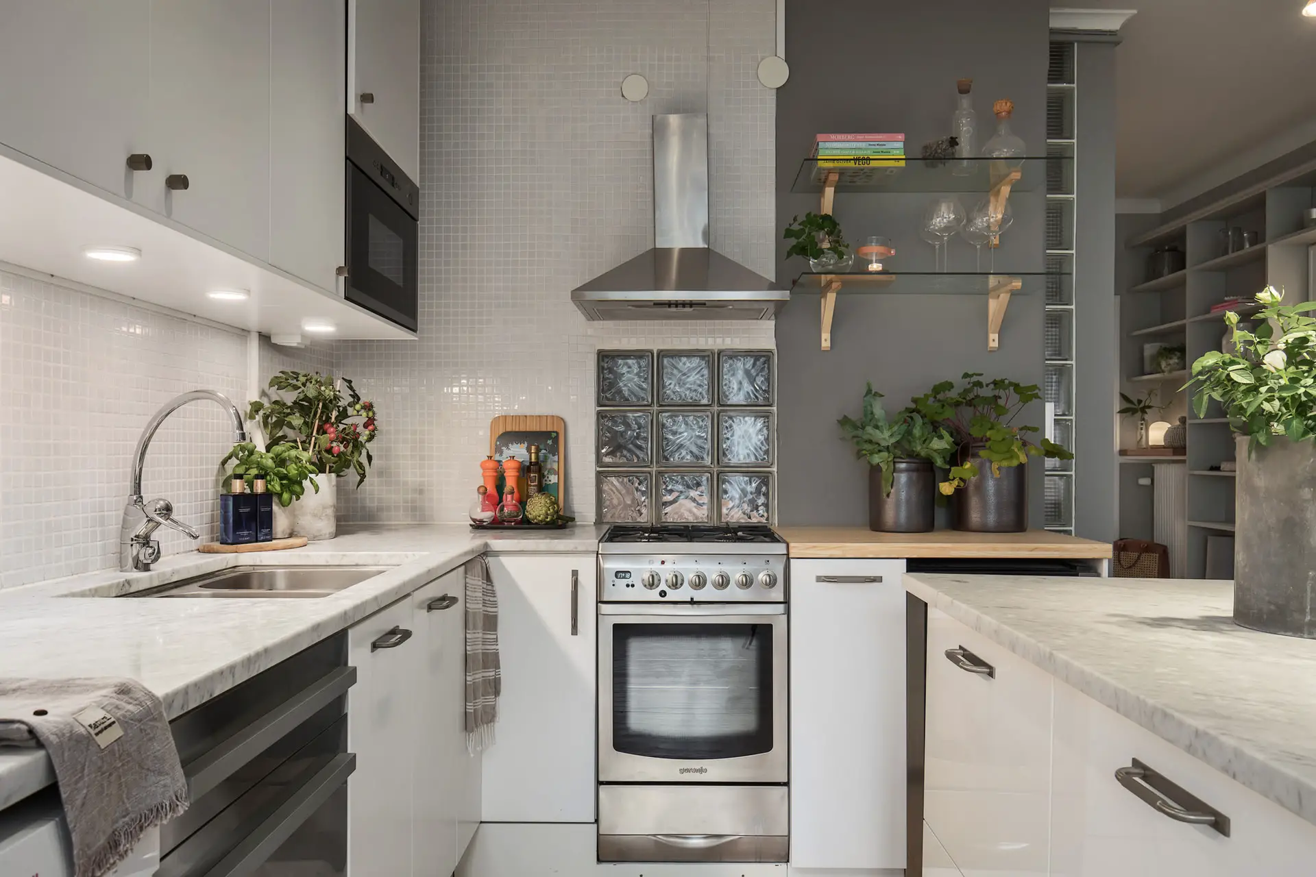 瑞典 54m2 设计公寓 | 窗 less 卧室的创意改造-10