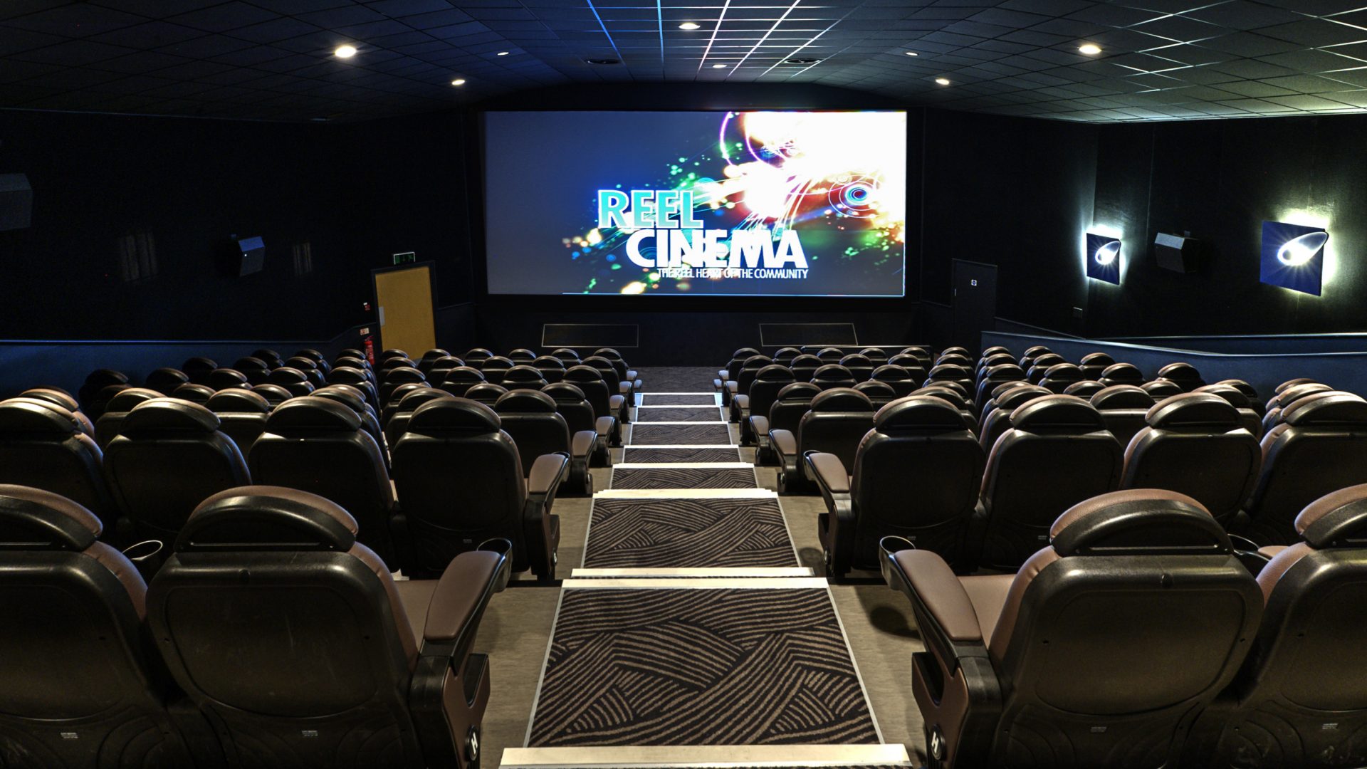 卷轴电影院；胶片电影院

注：reel常见有卷轴；胶片等意思，结合语境Cinema推测此处Reel若代指影院播放形式可理解为与胶片播放有关，所以有以上两种翻译，在没有更多背景信息下难以确定唯一含义若需更精准的唯一翻译，可提供更多原文语境 丨NBDA Architects-24