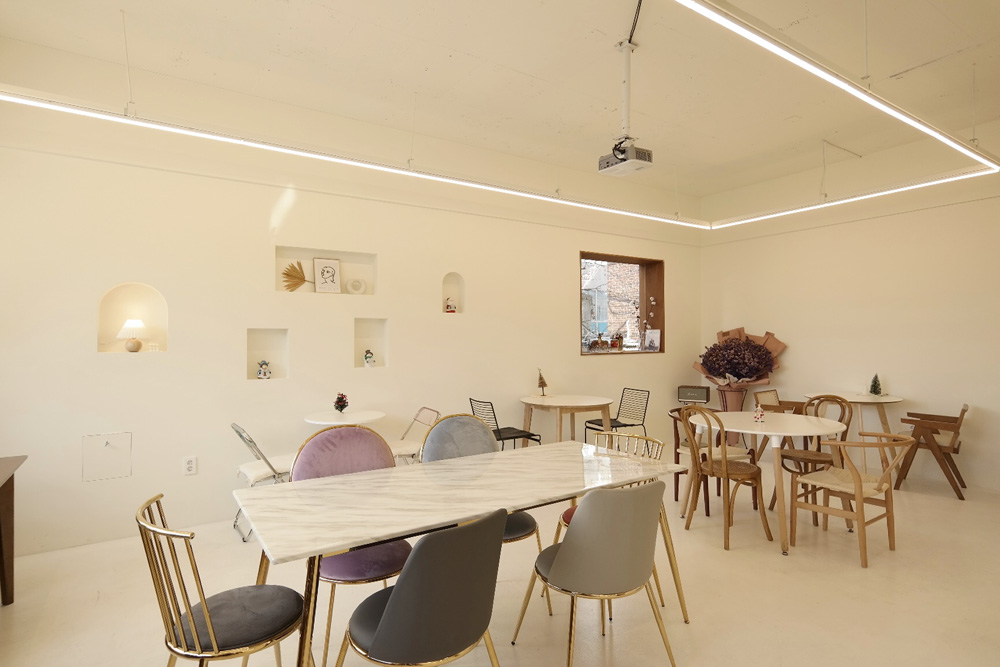 白色与木材的完美融合 | 20 平米咖啡厅的设计魅力-5