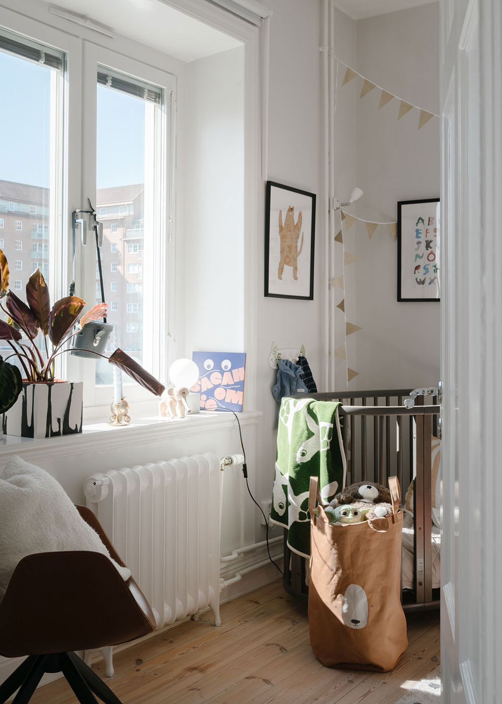 北欧风格瑞典公寓，温馨明亮的湾窗设计-14