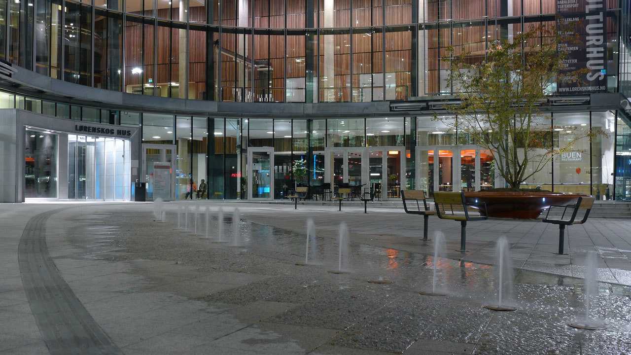 挪威 Lørenskog 中心广场 | 石材与绿植的和谐搭配-3