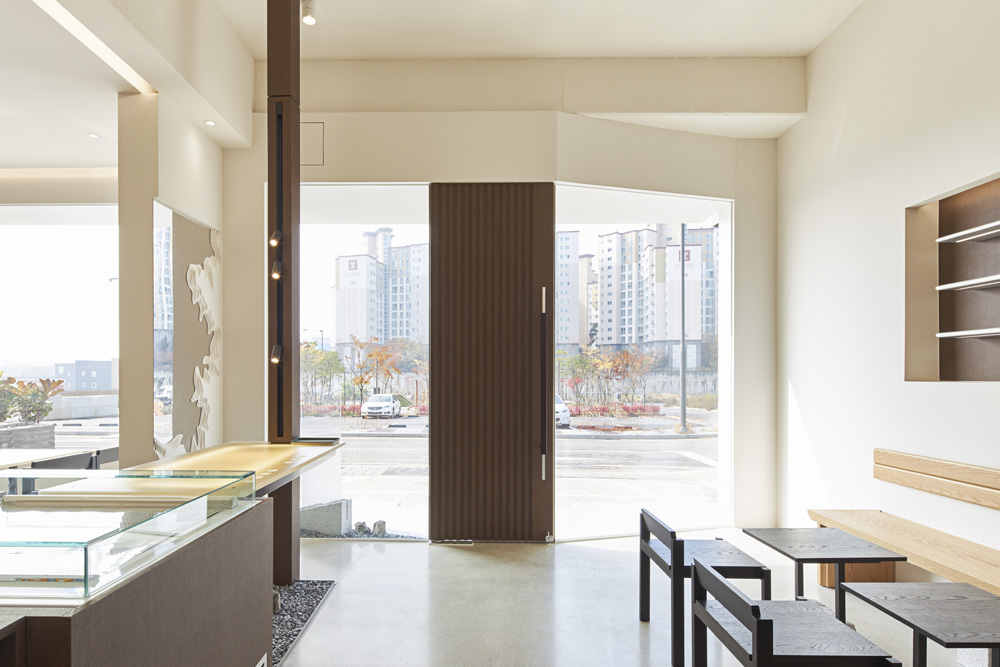 白色木纹打造宁静咖啡厅空间-11