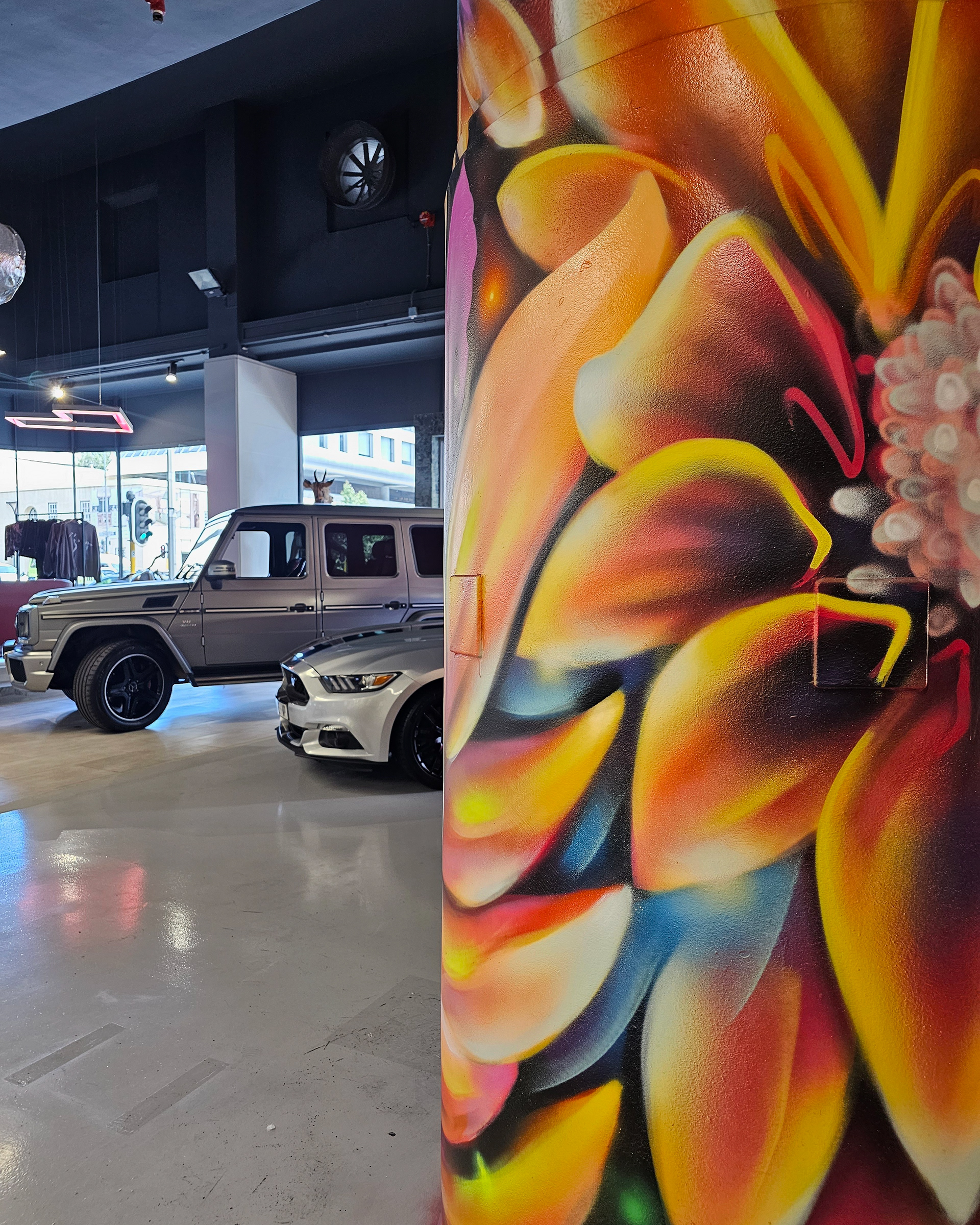 WIGGLE CAR HIRE 新展厅艺术柱设计丨南非开普敦-10