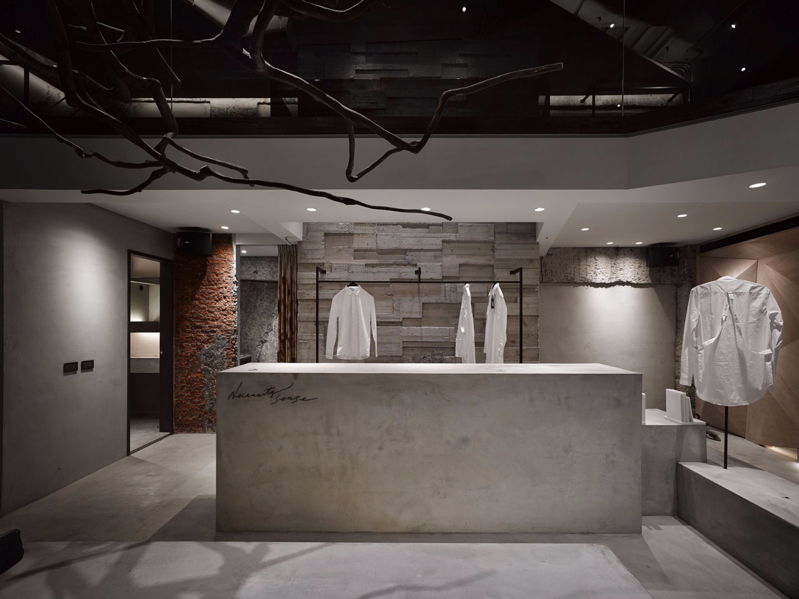 云邑设计打造工业风服装店 | 水泥地砖墙展现原始魅力-8