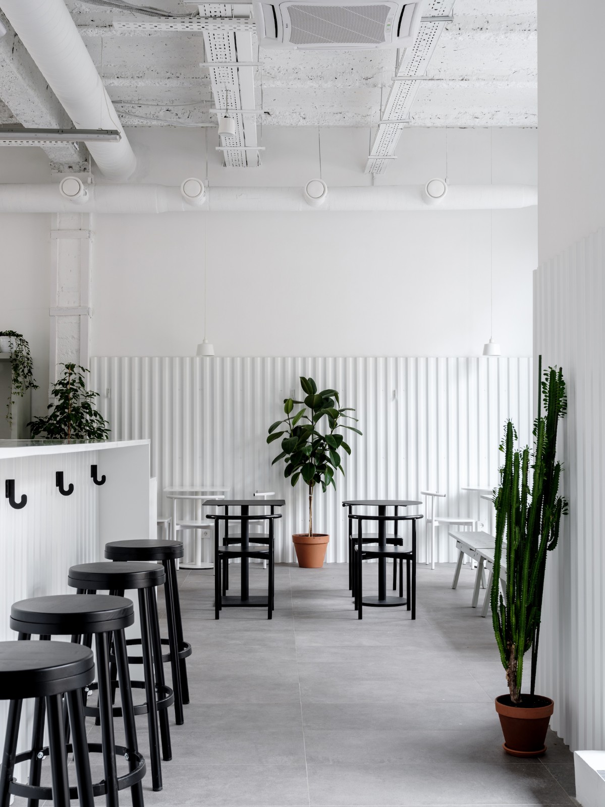 纯白极简魅力 Bloom n Brew 甜品-酒吧  Asketik Studio-3