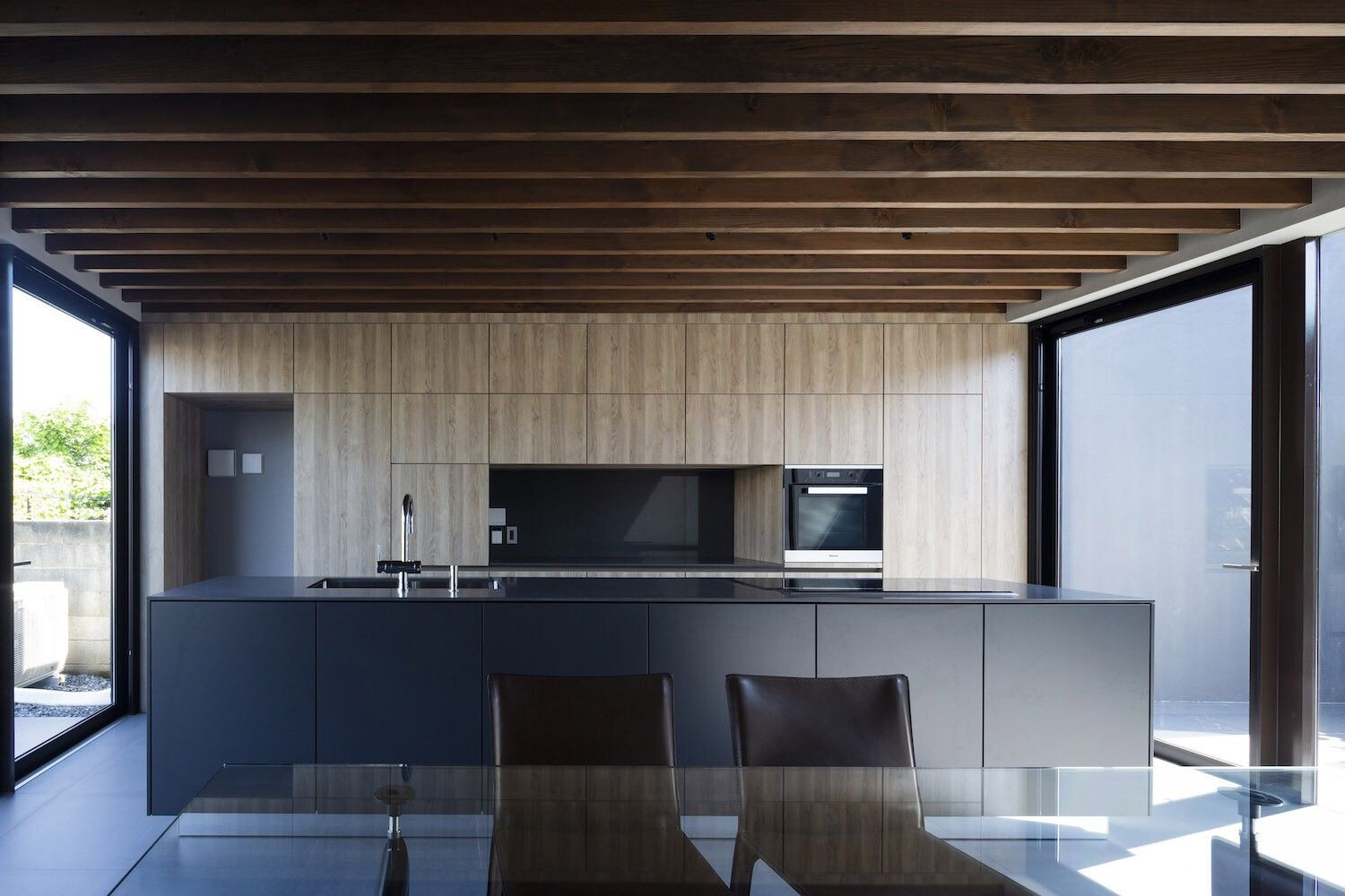 东京郊区别墅 | 金属灰色立面下的私密空间-14