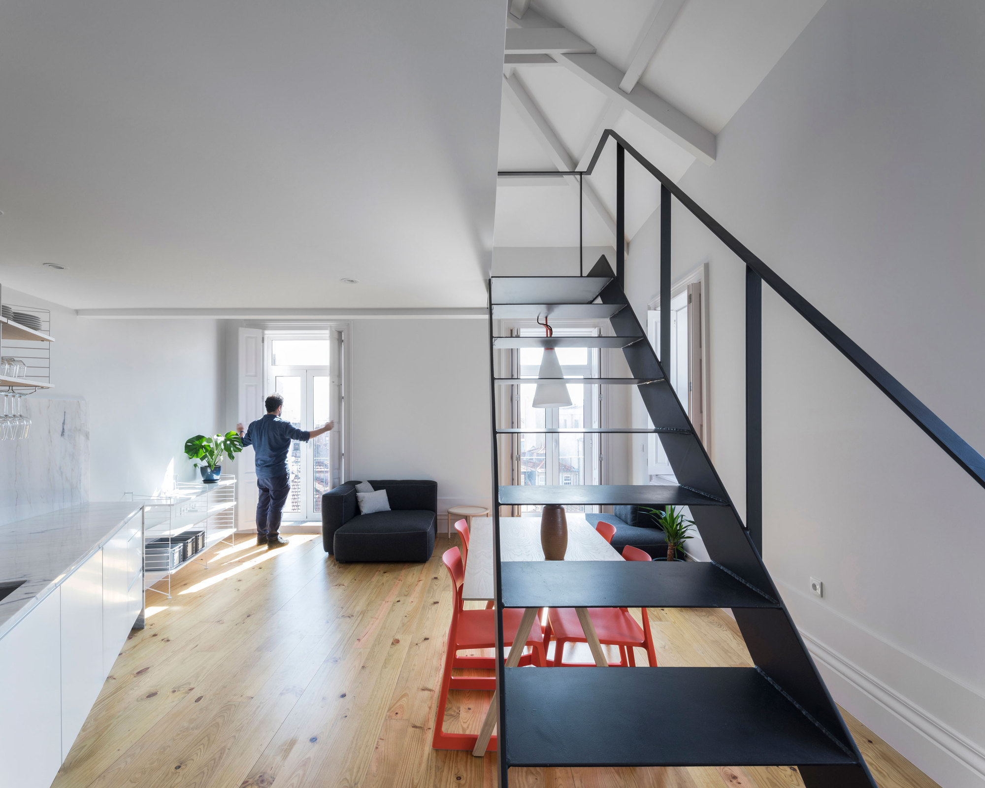 历史中心 19 世纪联排别墅改造,黑白对比展现现代魅力-19