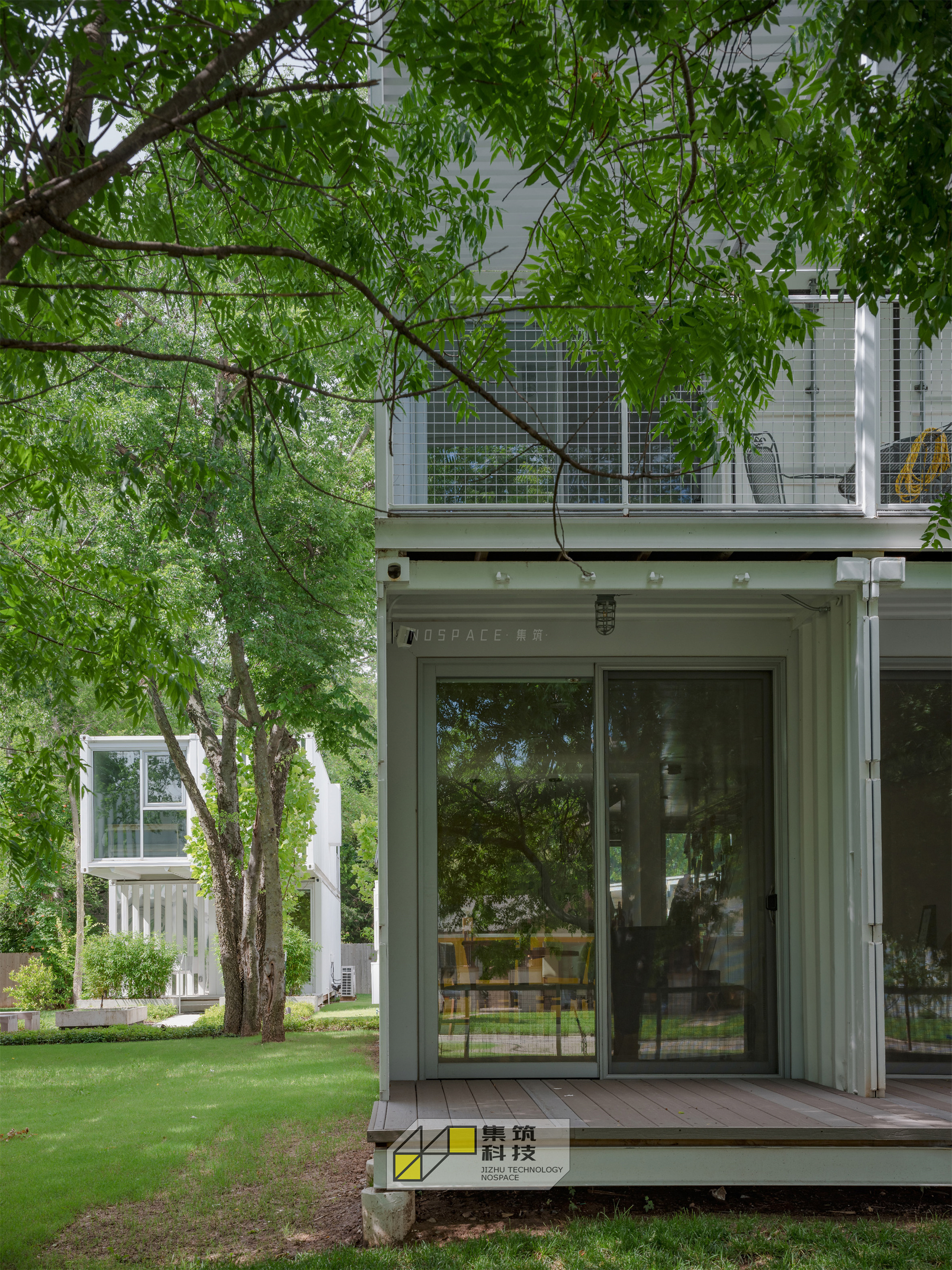 松鼠公园纯白镜面集装箱民宿丨美国俄克拉荷马城丨AHMM 建筑事务所-14