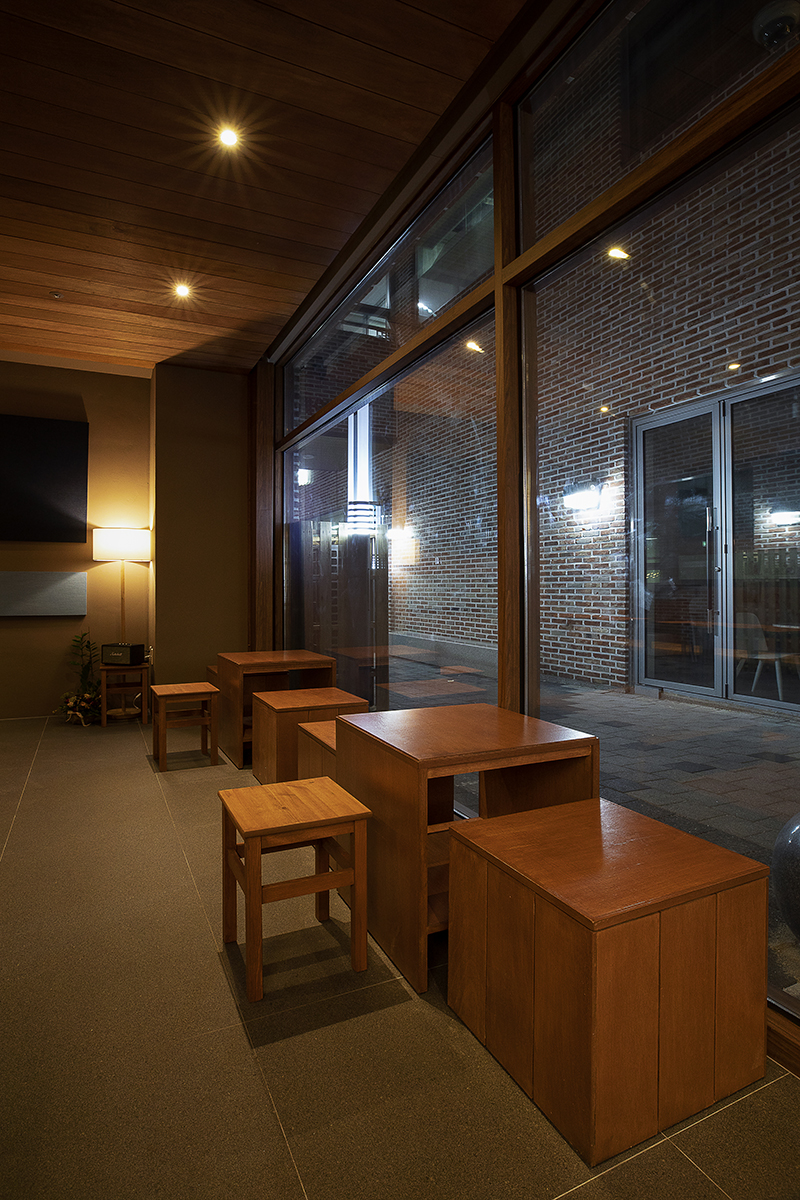 12 坪木质咖啡厅，演绎温馨高雅空间-14