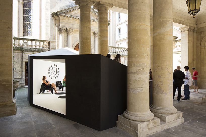 融合差异与力量，盘曲在石柱间的黑色建筑-1