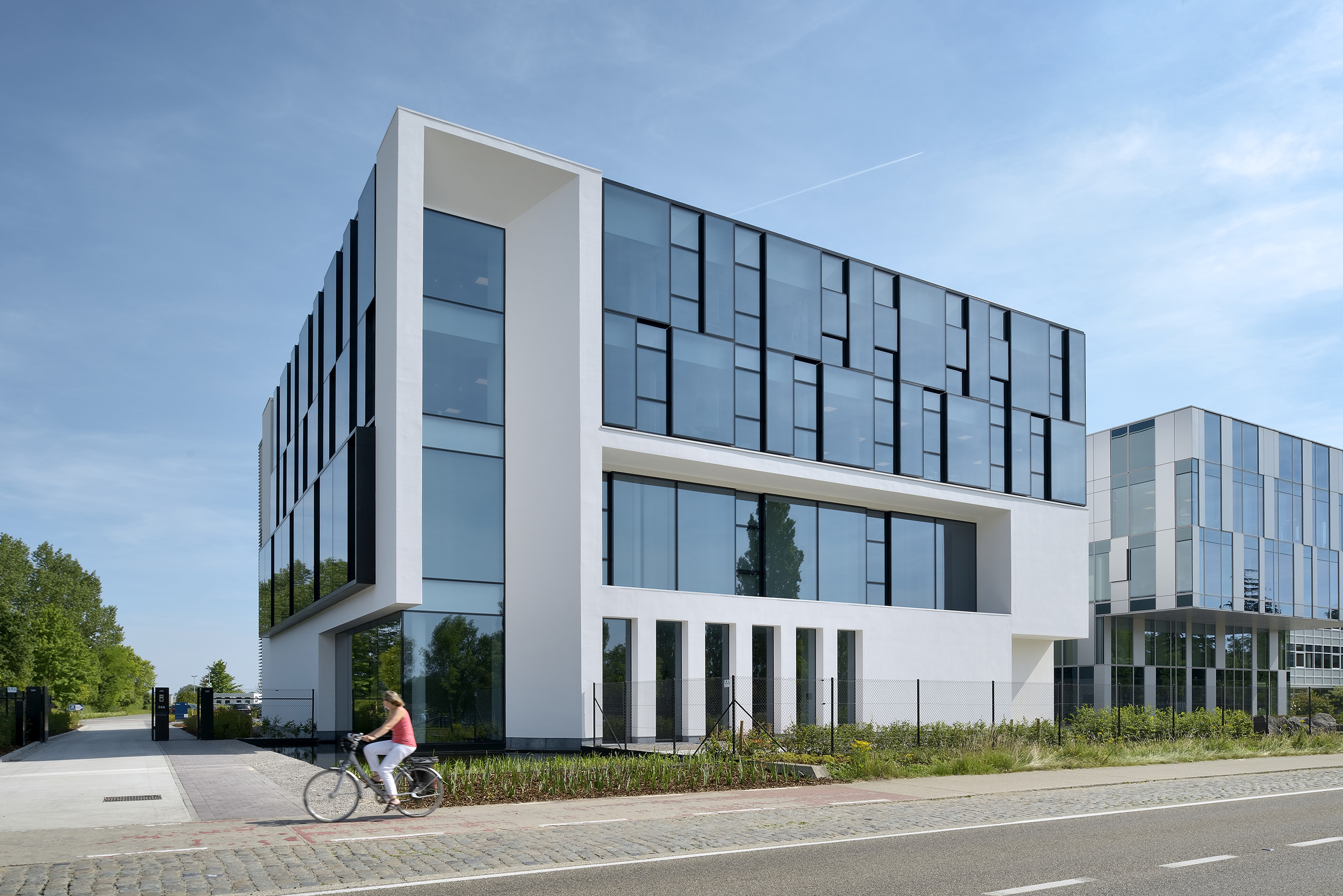 Reynaers 铝业办公展厅——现代简约与科技融合-13