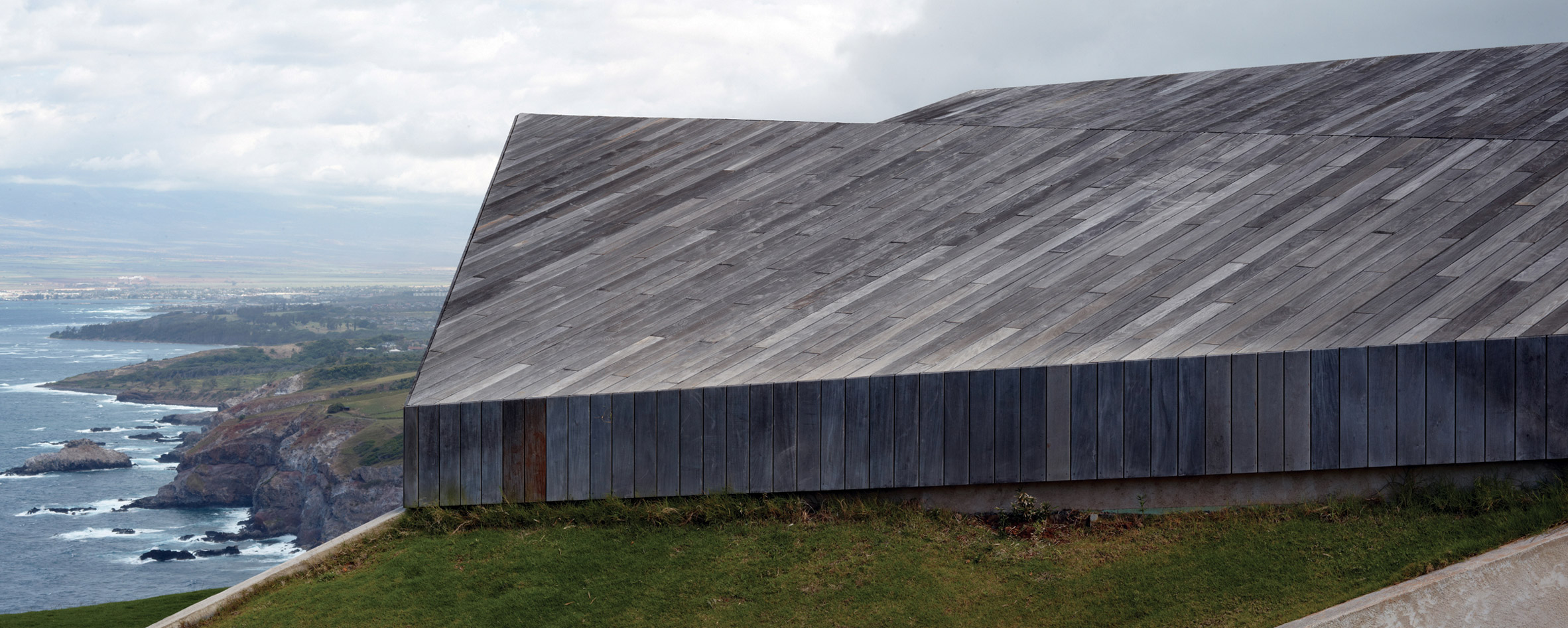 Angular roof covers clifftop home in Maui by Dekleva Gregorič Arhitekti-20