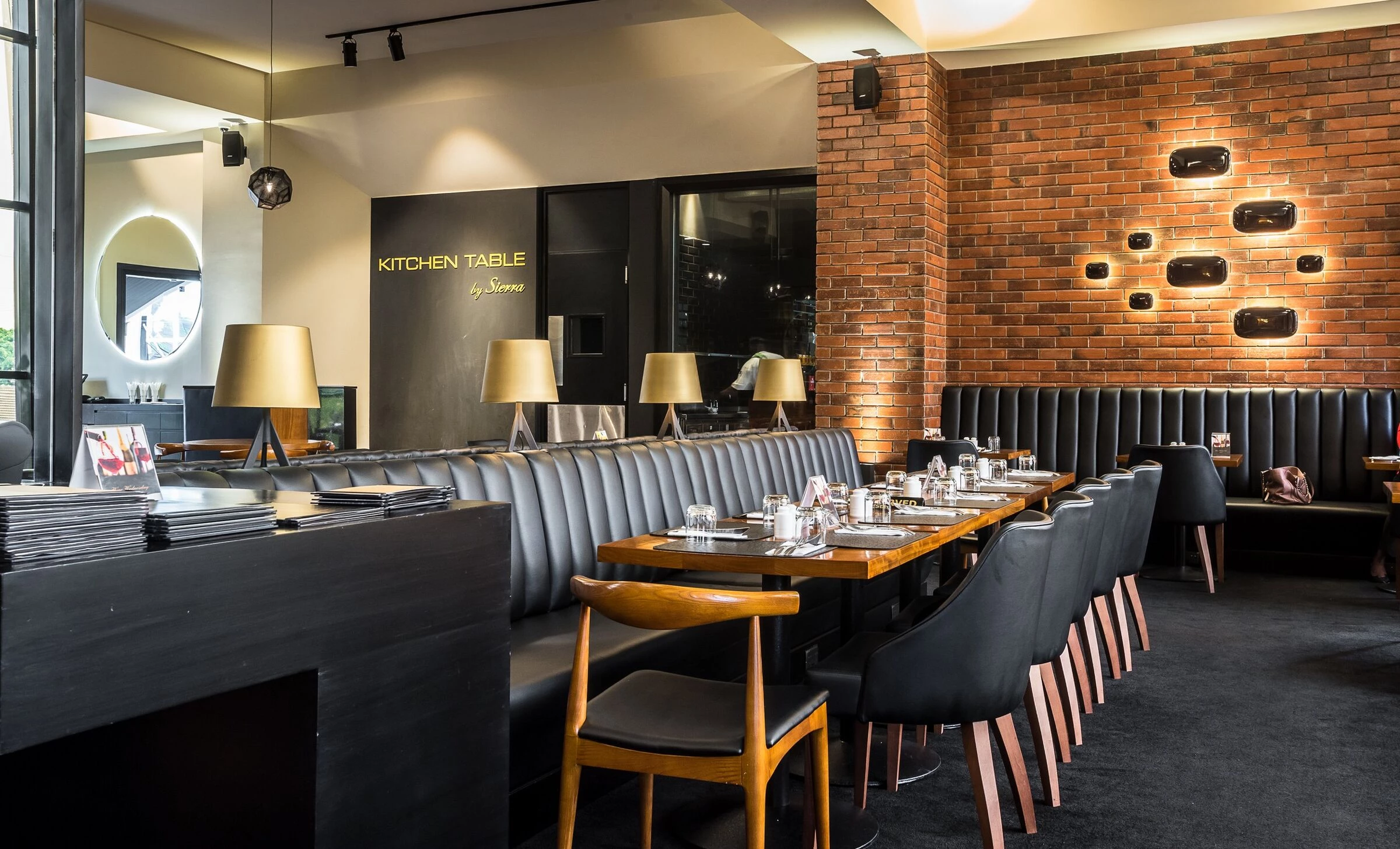 纽约风格餐厅设计,展现红砖、皮革与黑白的魅力-16
