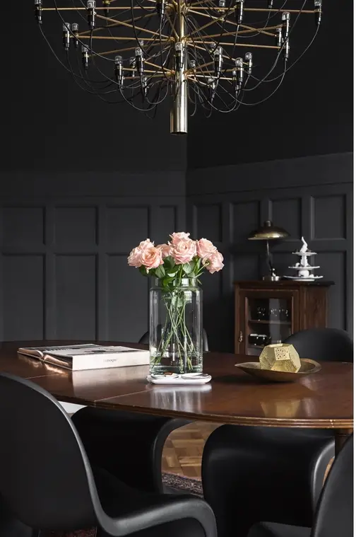 203 平米黑色经典公寓，摩洛哥地毯与潘顿椅的时尚碰撞-3