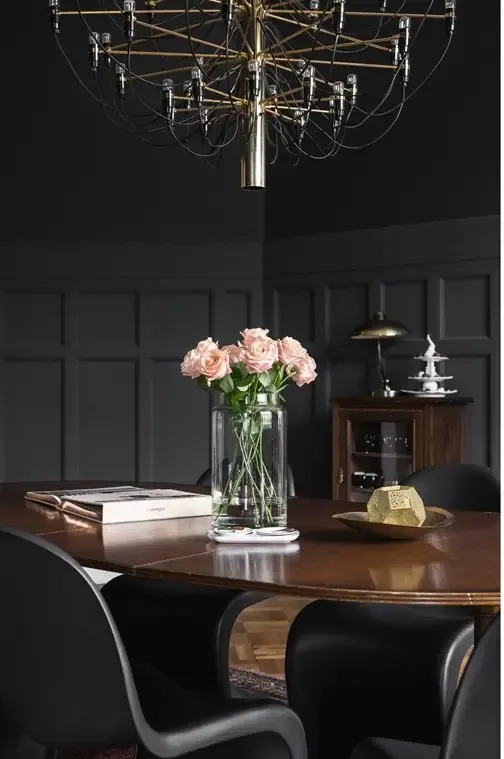 203 平米黑色经典公寓,摩洛哥地毯与潘顿椅的时尚碰撞-3