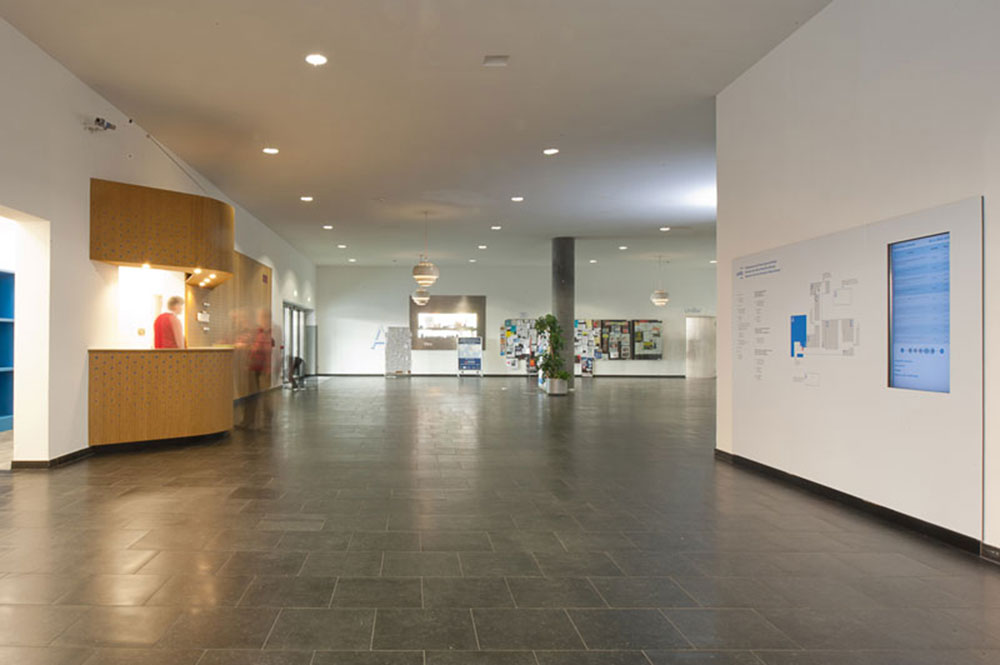 博尔扎诺自由大学接待台设计-7