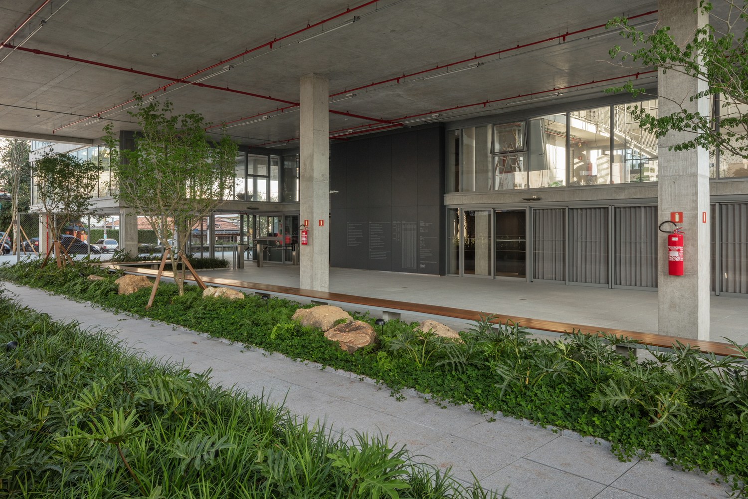 巴西圣保罗 Pop+ 建筑,绿意环绕的现代商业空间-42