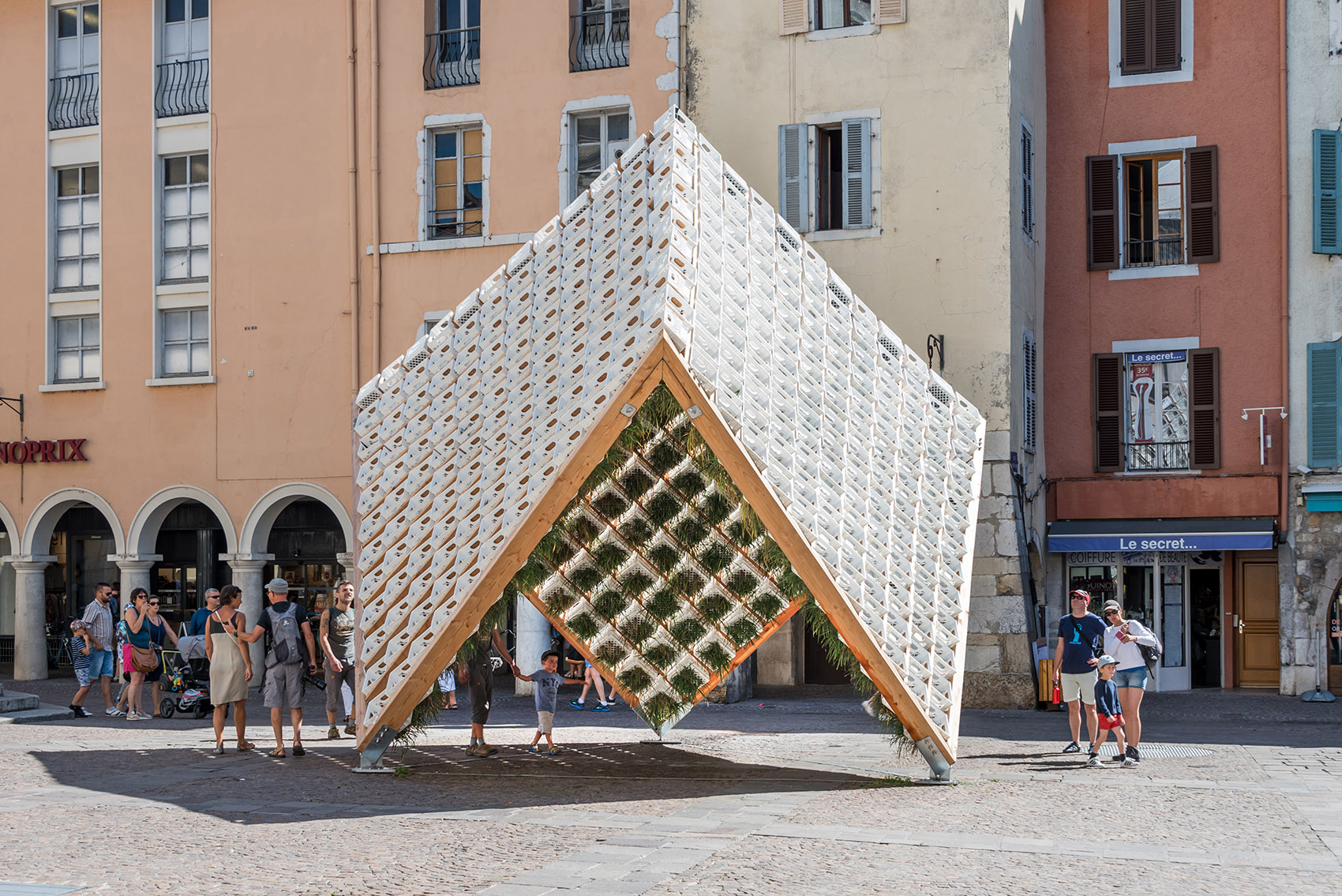 Living Pavilion装置，安纳西 / Behin Ha-7