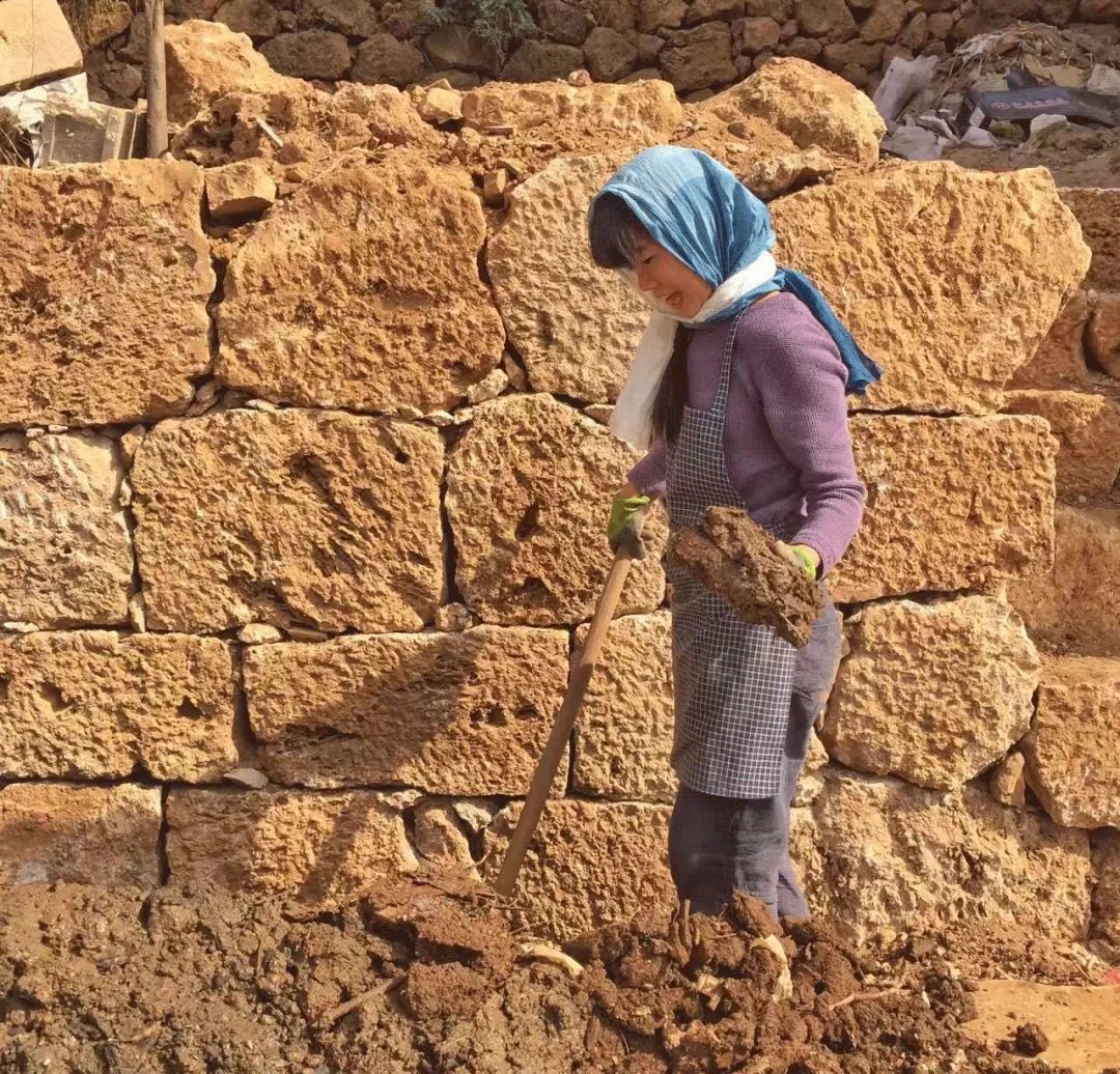 买不起房,小夫妻把牛棚改造成家,竟成300㎡大别墅还有150㎡花园菜地......-140