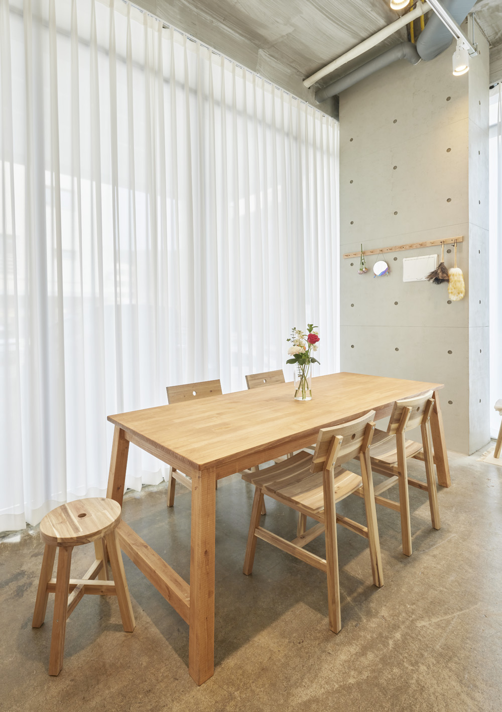 白色与木色交融，打造宁静舒适的室内空间-7