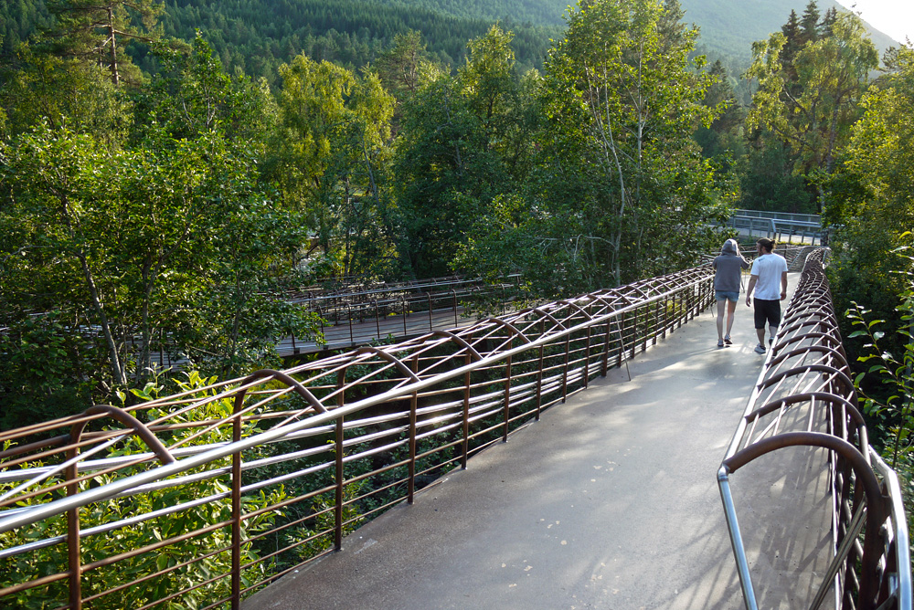 景区悬挑在悬崖上的桥-14