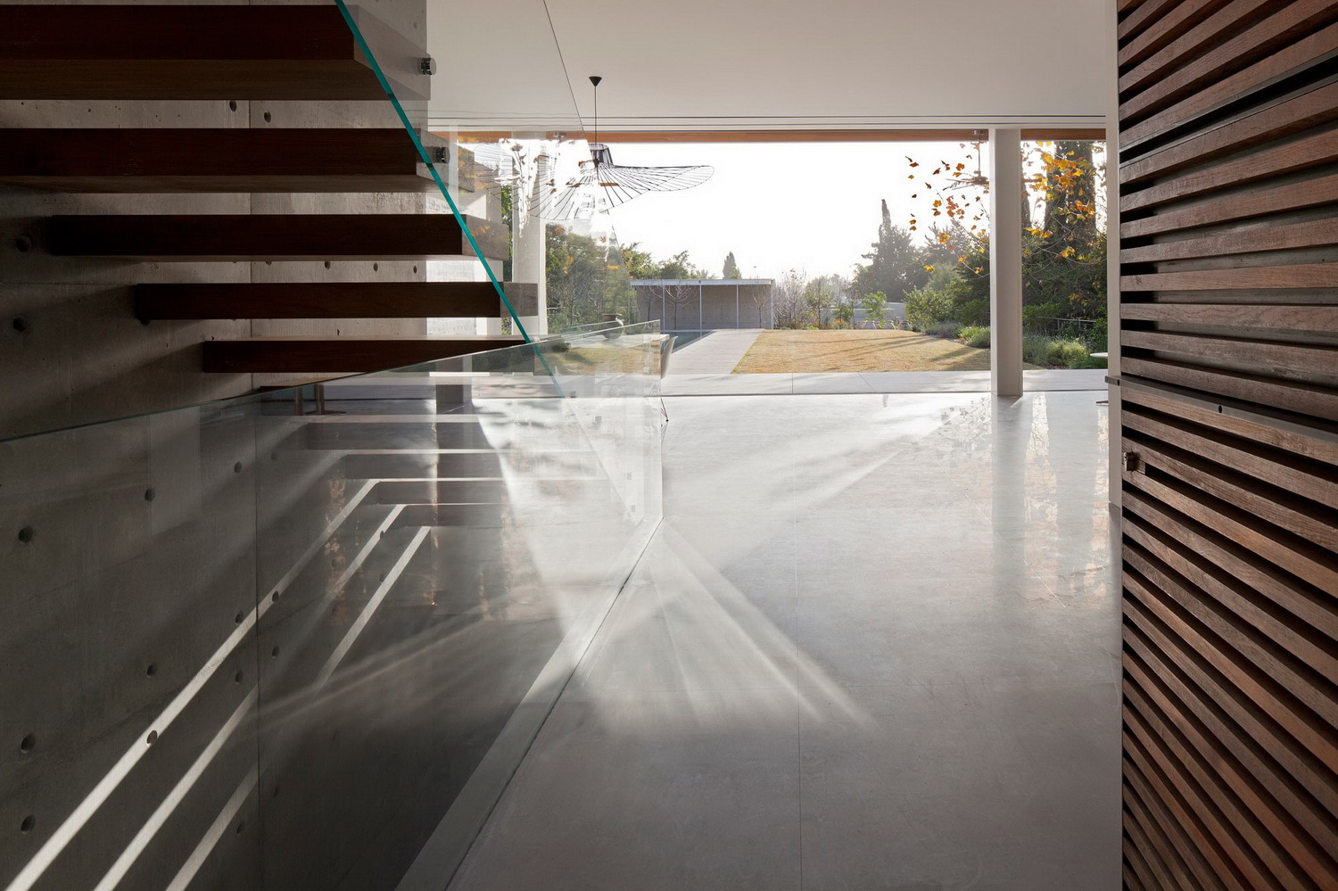 以色列现代百叶窗式住宅，自然光线与户外泳池完美融合-13