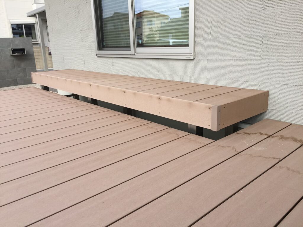 縦格子の目隠しアルミフェンスでプライバシーを確保した外構-45