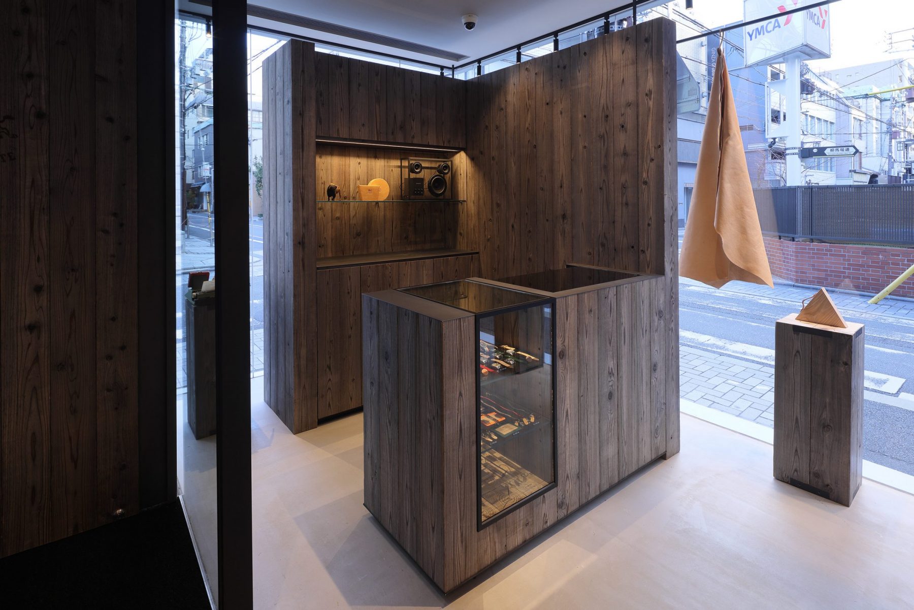 野牛京都三条店

注：IL BISONTE一般是品牌名，音译为野牛 ；KYOTO是京都；SANJO在日本地名里常指三条，这里推测是该品牌位于京都三条的门店相关表述 丨日本京都丨辻村久信氏-10