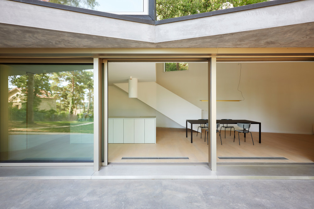 法国 V 字住宅 | 嵌入林间的自然几何空间-25