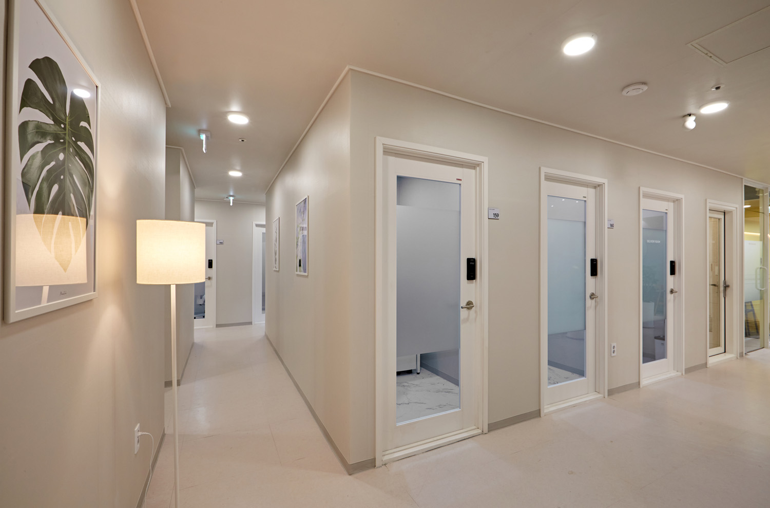 白色与木色，打造 120 平米共享办公室的极简魅力-8