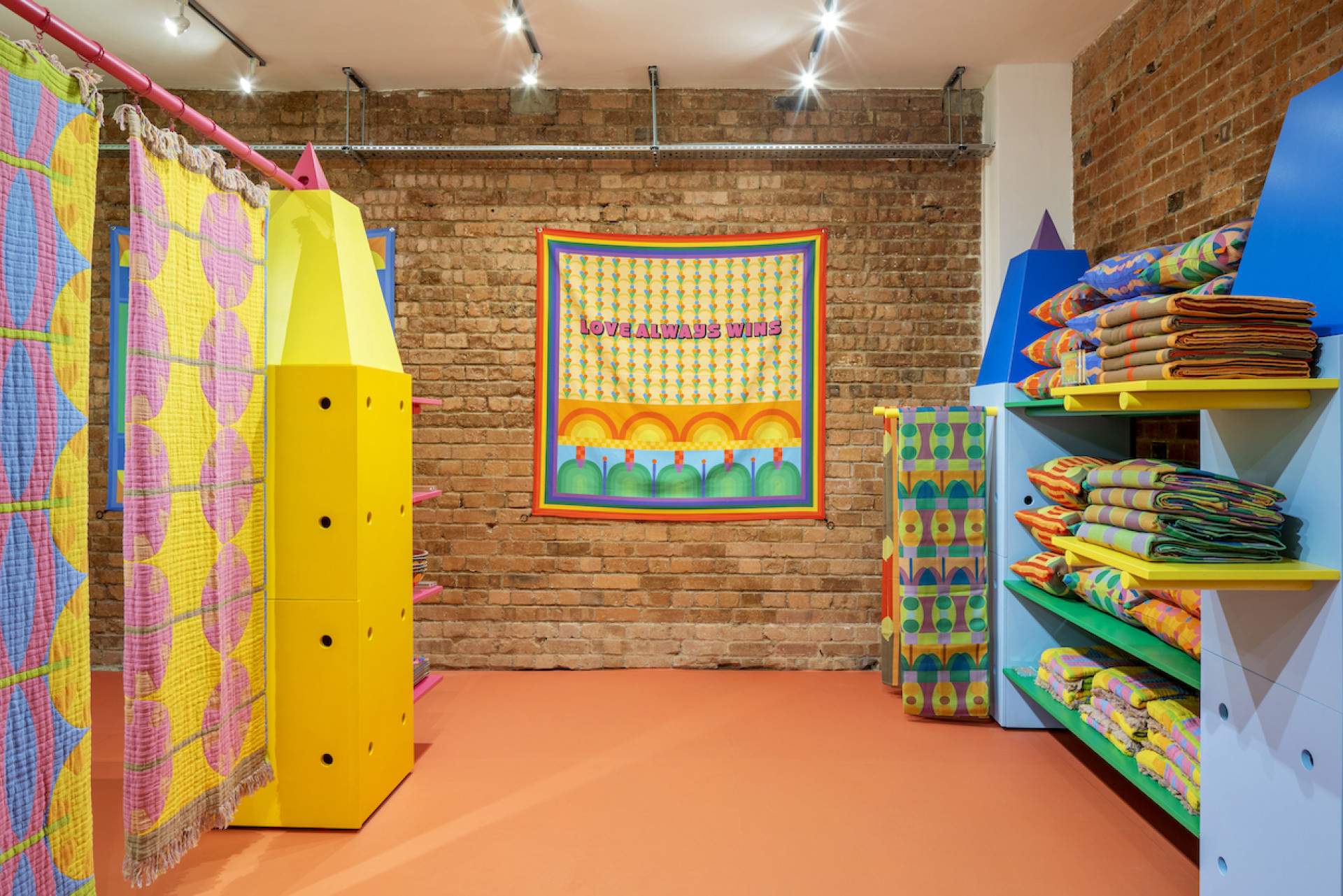 伦敦彩绘空间 | 设计师 Yinka Ilori 的社区培育 Pop-up 商店-11