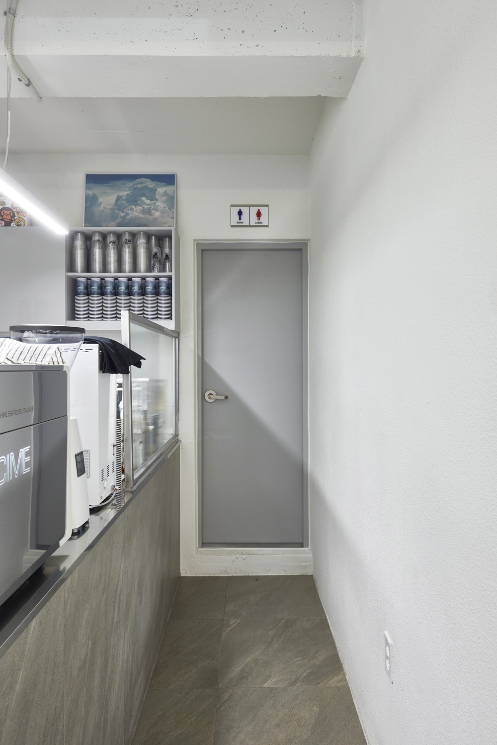 13 平卡佩特里尔的极简咖啡厅设计-14