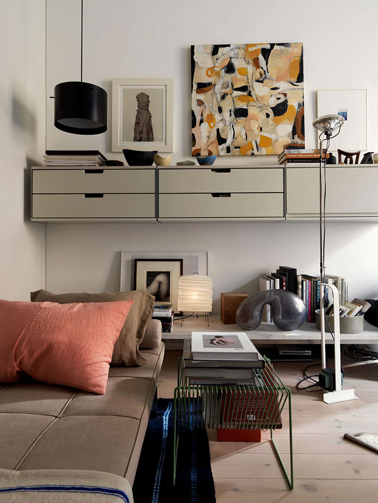 带对比色和开放式储物空间的瑞典公寓-11