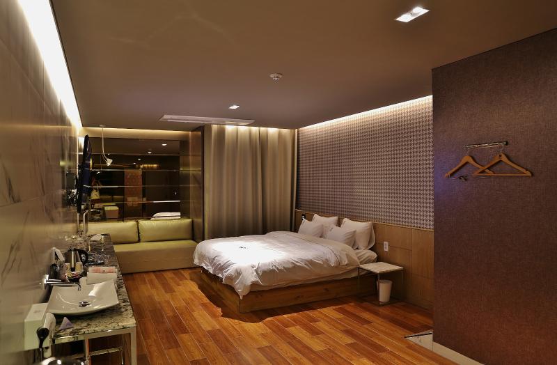 照明点缀的 20 个房间的 450 平酒店室内设计-5