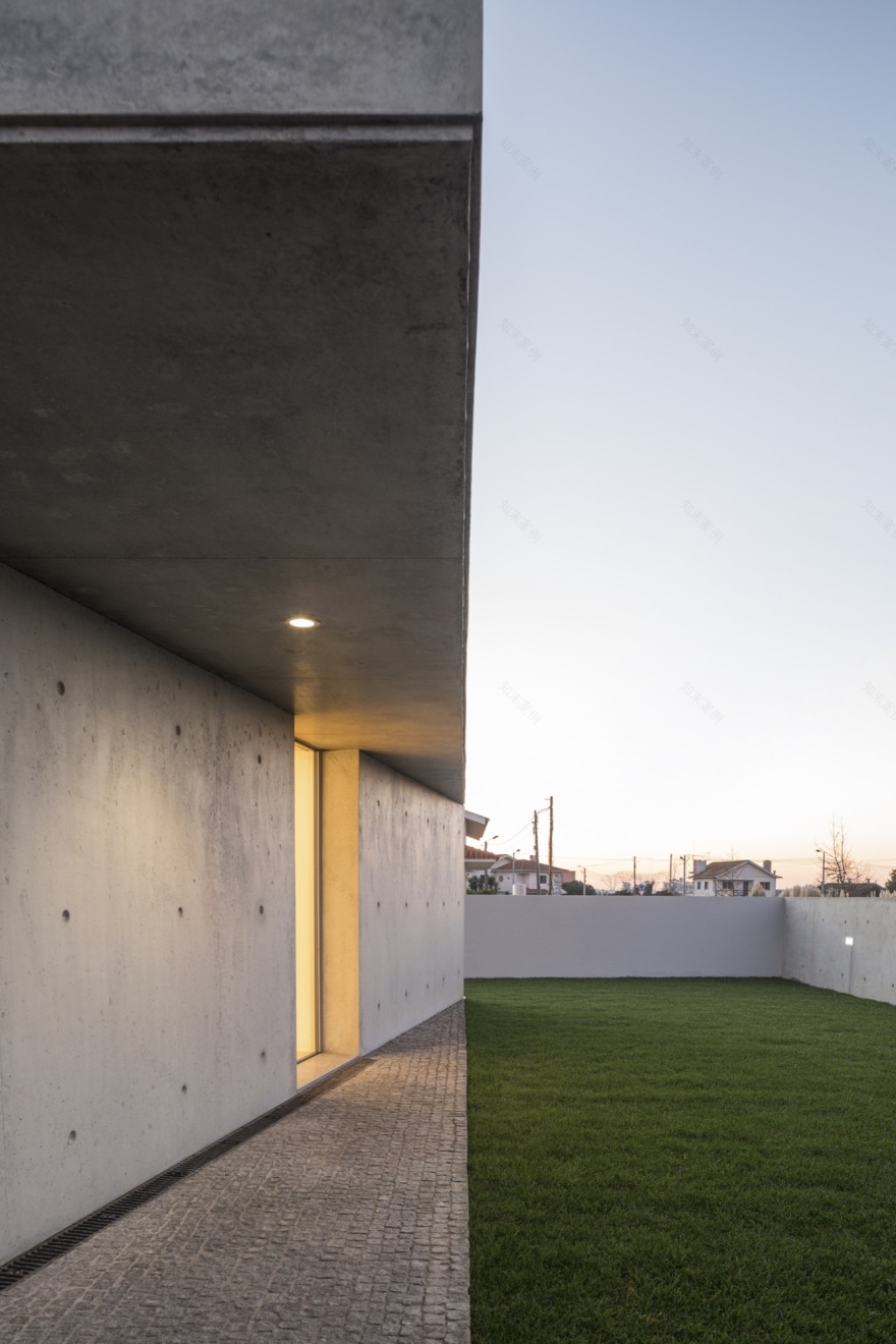 融入地形的葡萄牙私人住宅-69