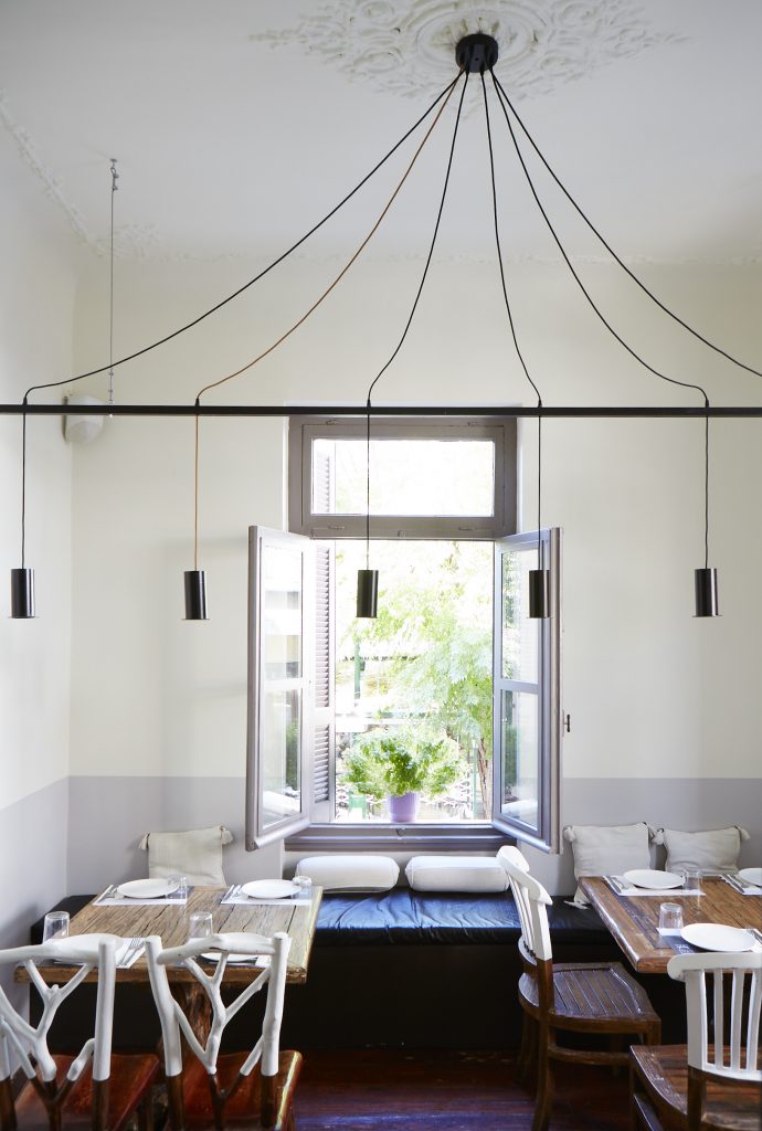 七大美食罪 gastro酒吧（注：gastro一般指融合传统酒吧与高级餐饮特色的风格，直接中文难有完全对应简洁词汇，保持gastro也算合适；若要一定转译，可翻译为美食小馆 ，这里保留gastro更能传达特色且符合场所命名规律） 

更为推荐的纯翻译表述：七宗美食罪美食小馆 丨希腊雅典丨Elina Drossou,Efi Malandraki-16