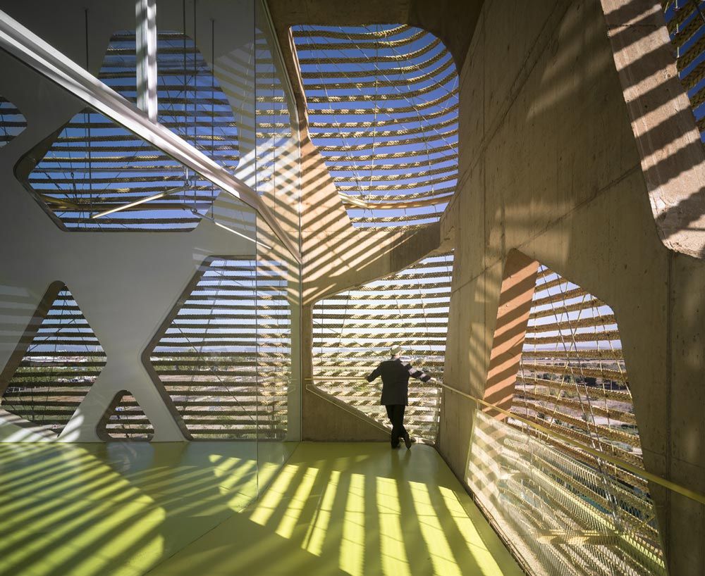 西班牙乡村大地上的悬浮会议中心-11