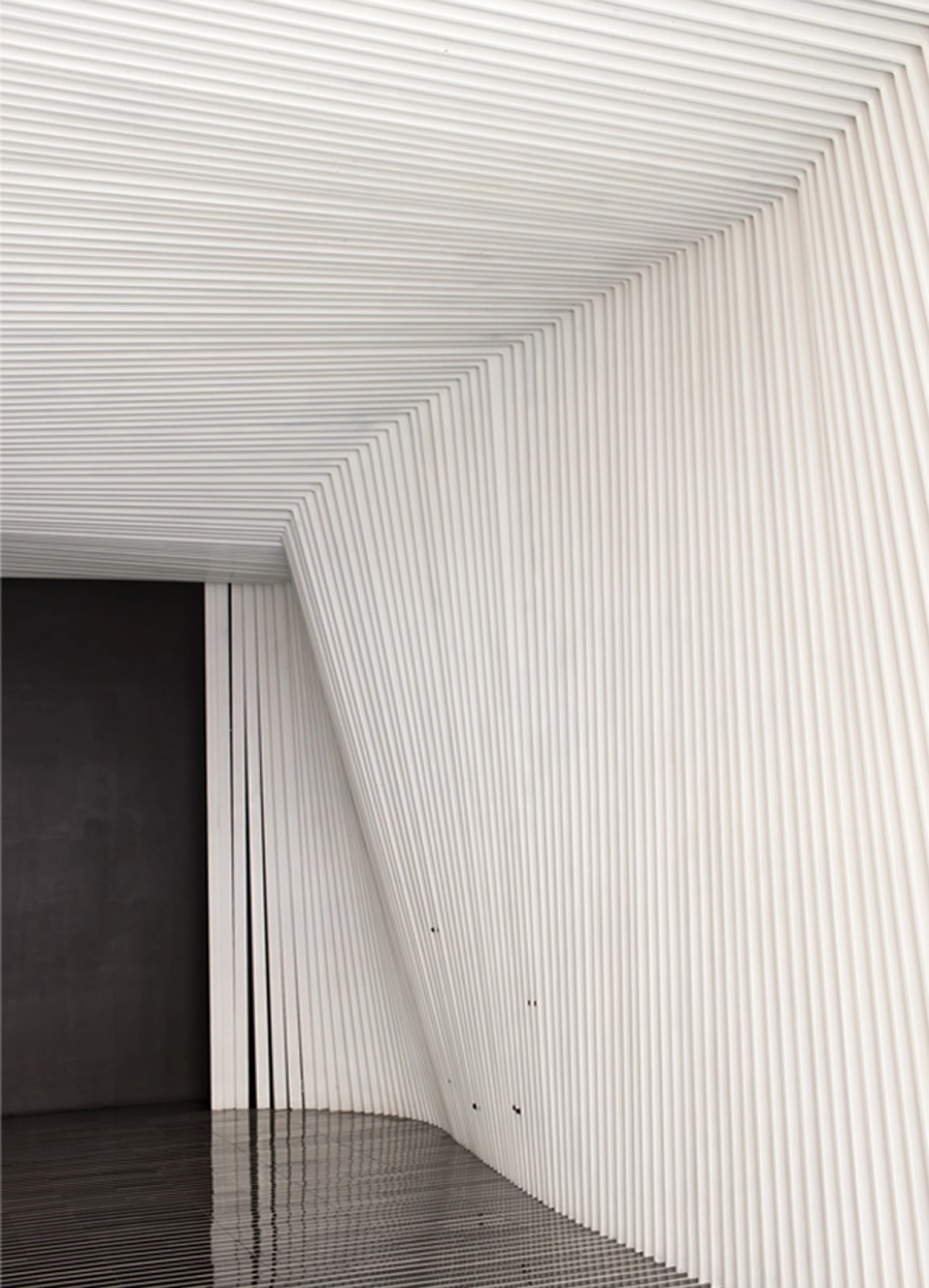 弧形幕布下的服装展示空间-9