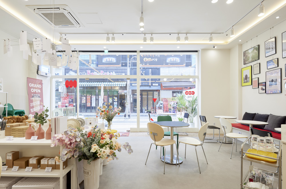 白色梦幻咖啡厅 | 31 平米的极简艺术空间-13