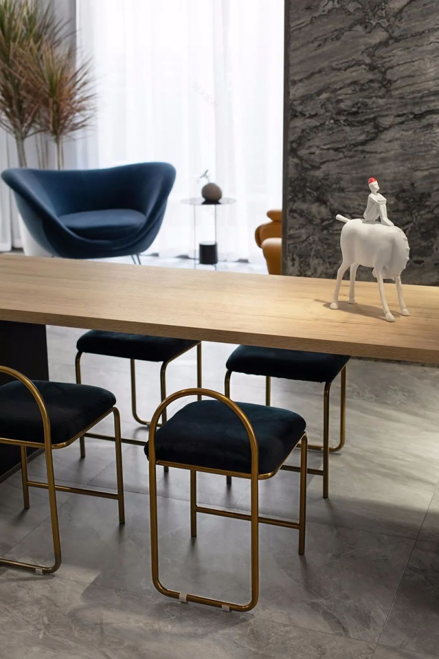 三代同堂的 400㎡现代轻奢之家,自由舒适又不失精致-10