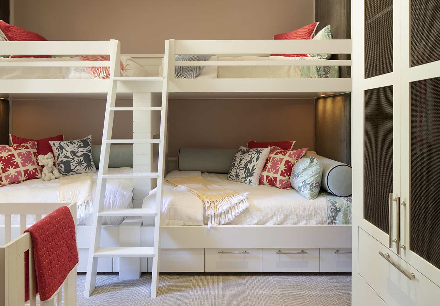 Enchanting mountain retreat in Truckee surrounded by an idyllic setting-17