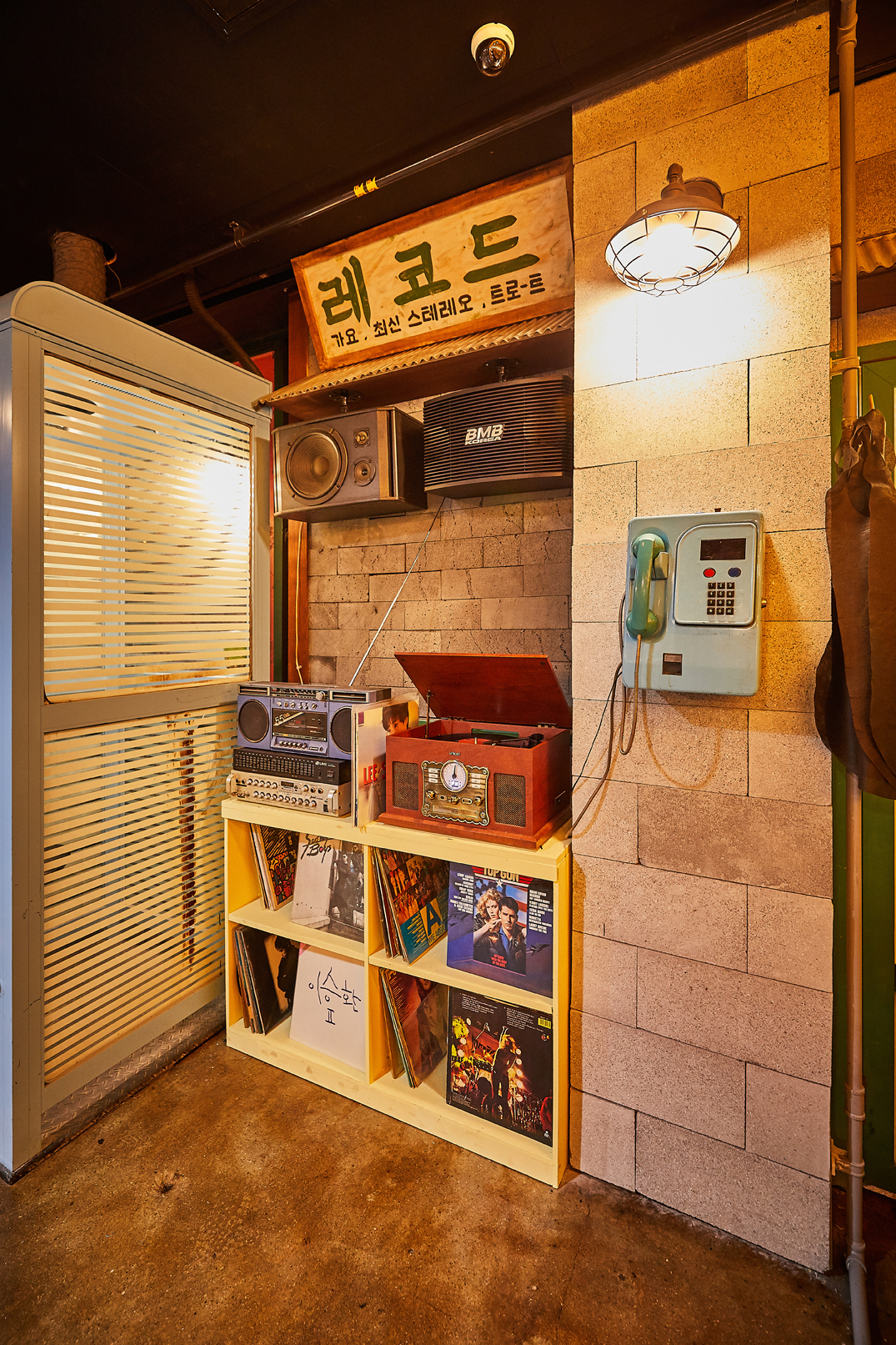 韩国复古餐厅设计 | 工业风与美食的完美融合-14