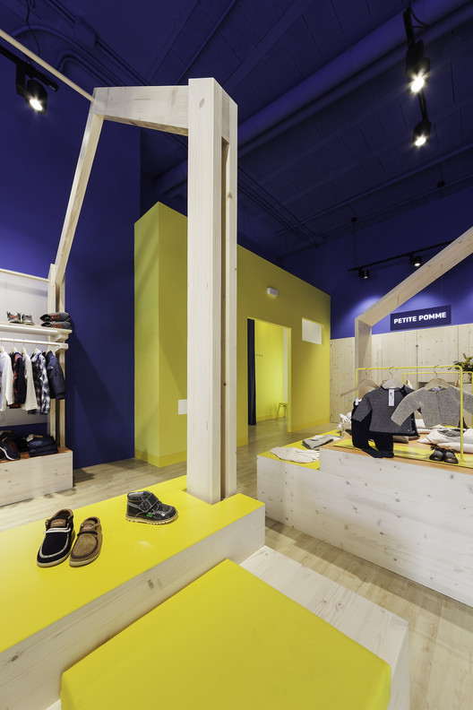 小镇中心的现代购物体验-29