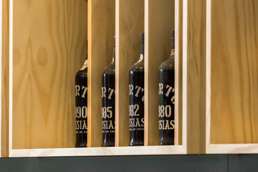 葡萄牙北部酒庄设计,融入自然美景的瓶子议会-34